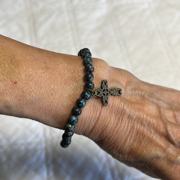 Turquoise beaded stretch bracelet with cross - Picture 3 of 3